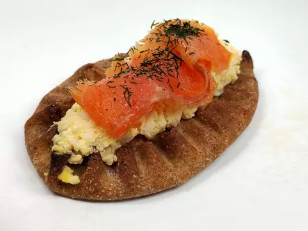 Karjalanpiirakka munavoi-kylmäsavulohi - SUOLAISET PALAT - 64611 - 1